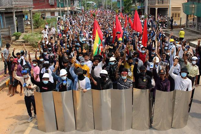 사제 방패를 앞세우고 반 쿠데타 시위에 나선 미얀마 시민들. AFP=연합뉴스