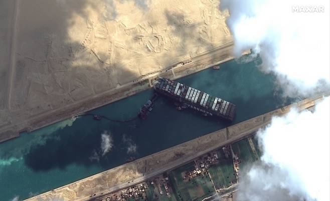지난 26일(현지시간) 에버기븐호가 수에즈 운하를 막고 있는 모습이 위성사진에 잡혀 있다. 수에즈|AP연합뉴스