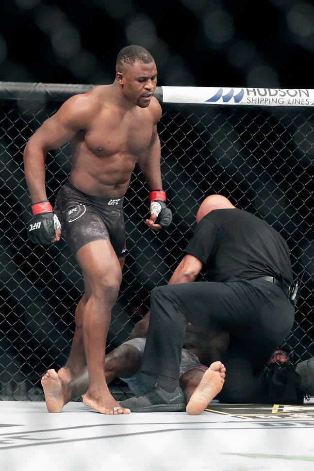 UFC 헤비급 왕좌에 오른 은가누. ⓒ 뉴시스