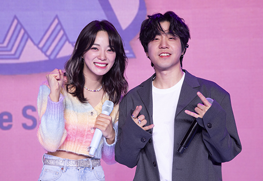 Singer Kim Se-jeong and Lil Boi pose for the second Mini album Im release showcase, which was held online on the afternoon of the 29th day.