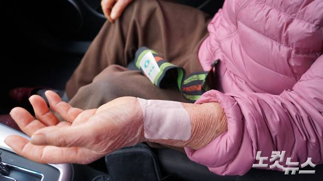 지난 7일 서귀포시 강정동 자택 인근에서 만난 정순희 할머니(87)가 4‧3 당시 경찰로부터 전기고문을 당해 지금까지도 손목이 끊어지는 듯한 고통을 느낀다고 토로했다. 고상현 기자.