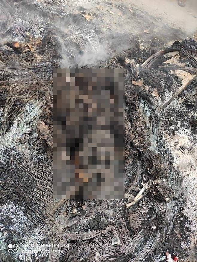 지난 27일(현지시간) 미얀마 제2도시 만달레이에서 군경의 총에 맞아 체포된 뒤 산 채로 불에 던져져 사망한 주민 아이 코(40)씨의 시신. 미얀마 나우 제공