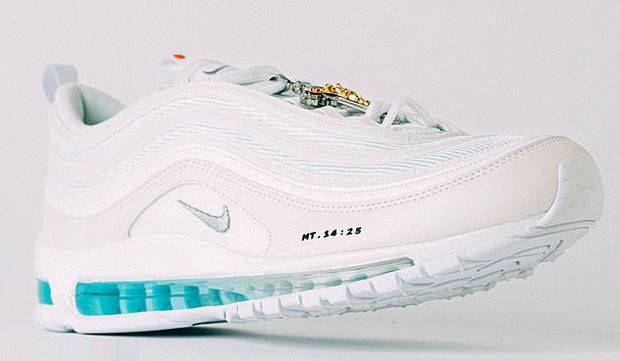 릴 나스 엑스와 ‘사탄 운동화’를 공동제작한 스트리트웨어 MSCHF가 2019년 발매한 ‘예수 운동화’. 요르단 강의 성수를 나이키 운동화 밑창에 넣은 제품으로 출시 직후 매진됐다.