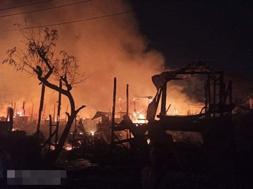 만달레이에서 전날 군경의 방화로 40여가구가 불에 타는 모습. [이라와디 캡처. 재판매 및 DB 금지]