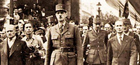 1944년 8월 파리가 나치 치하에서 해방되자 개선문을 통해 입성하는 샤를 드골(가운데).