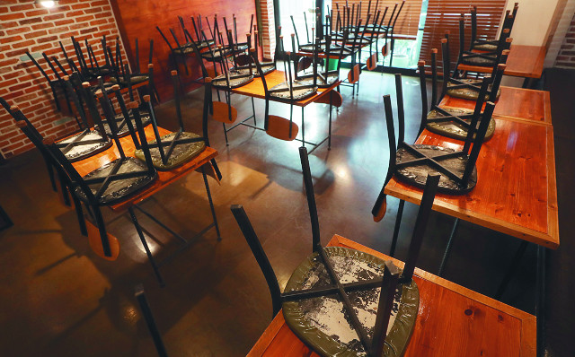 지난해 11월 코로나19의 급격한 확산으로 영업을 중단한 경남 하동의 한 식당에 테이블 위로 의자가 모두 올려져 있다. 연합