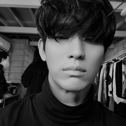 Actor Kim Soo-hyun flaunted dreamy vibeOn the 30th, Kim Soo-hyun posted a picture on his personal Instagram without comment.Kim Soo-hyun in the public photo is showing charisma with all-black costumes and long bangs that cover his eyes. Especially, the handsome and manly feeling that stands out from a distance attracts attention.The netizens who saw this showed various reactions such as It is so cool, I was also in love and A good-looking crystal.Meanwhile, Kim Soo-hyun confirmed his appearance with Actor Cha Seung Won on the drama That Night scheduled to air this year.