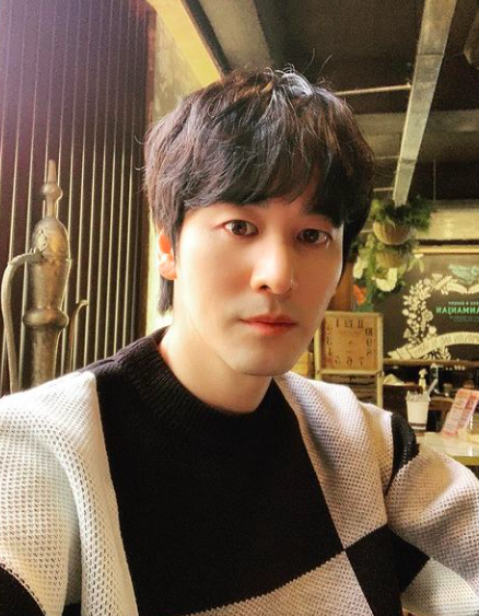 Actor Oh Chang-Seok reported on the latest news through photos.Oh Chang-seok uploaded two photos to his Instagram on the afternoon of the 30th and put a hashtag I love you today (Year).It appears to be a message left for his girlfriend.He had posted a photo of himself sitting at a cafe table, leaving a selfie picture, a face that had changed its image before and after, with his bangs down.Oh Chang-seok is in public devotion to Lee Chae-eun, a shopping mall model that met through the entertainment Taste of Love season 2.Oh Chang-seok SNS
