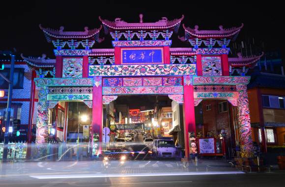 인천역 맞은편의 차이나타운 초입에 세워진 패루(중국식 전통 대문). ‘중화가´(中華街)라고 적힌 현판이 인상적이다. 문을 지나면 화려한 색감의 중국풍 건물이 이어진다.