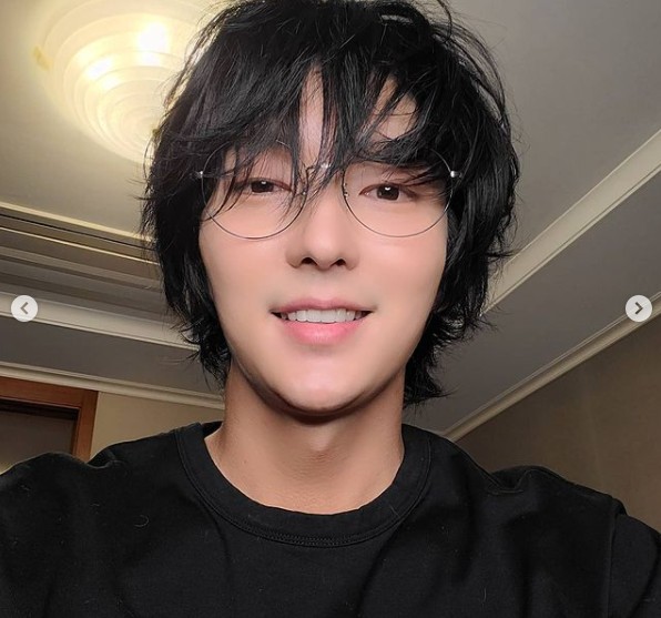 Actor Lee Joon-gi caught the eye by revealing the recent situation of Piece handsome Aura.Lee Joon-gi posted several photos on his Instagram on the 30th with the article Say Hi for Us and released the current situation.Lee Joon-gi in the picture is impressed with his faint eyes and a shaved piece visual.In another photo, she is wearing a big glasses and making a naughty smile, and she is radiating a friendly charm.Meanwhile, Lee Joon-gi met with fans in the TVN drama Flower of Evil last year as Baek Hee-sung.