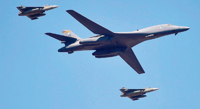 미국 공군 전략폭격기가 에어쇼에서 인도 공군 전투기들과 비행하고 있다. [AERO INDIA]