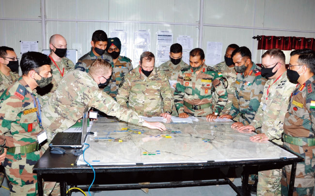 미군과 인도군 장교들이 2월 합동 훈련에서 작전을 논의하고 있다. [미국 육군]
