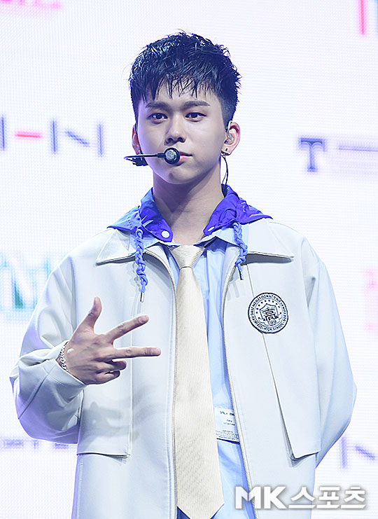 Group T1419 released its second single album BEFORE SUNRISE Part. 2 and had a showcase at Seogyo-Dong, Pan Square, Mapo-gu, Seoul on the afternoon of the 31st.T1419 Kevin the Minion has Photo Time.