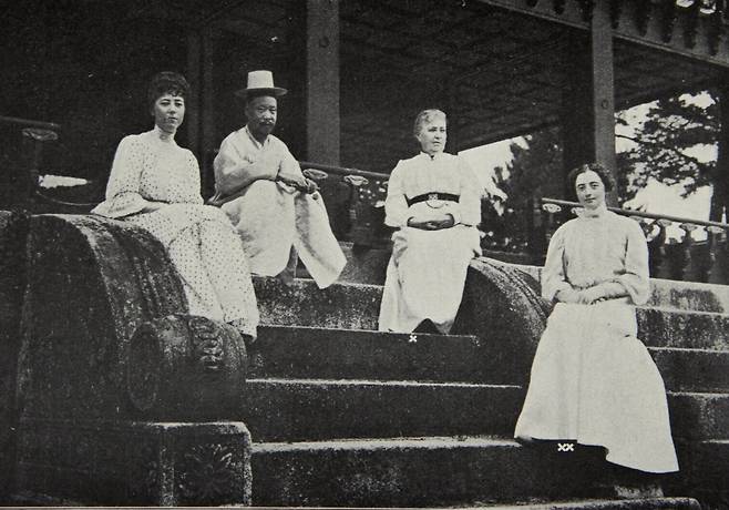 미국인 등 서양인 대상 대한제국 궁중 한식을 준비한 사람들. 엠마 크뤠벨 등 한국에 오래 거주한 미국출신 사람들의 자문도 있었던 것으로 보인다.