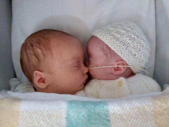 같은 날 2분 차이로 태어났지만 쌍둥이가 아닌 남매 관계인 노아(왼쪽)와 로잘리(오른쪽). 두 아이는 어머니의 중복임신으로 3주 간격에 걸쳐 수정된 뒤 성장했다.