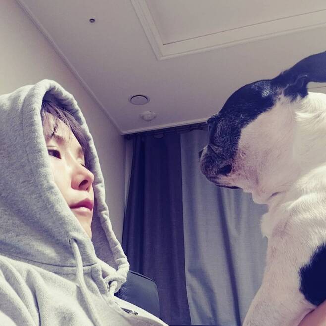 Cognac Midian Shin Bong-sun flaunted a burly CognacShin Bong-sun posted a picture on his SNS on the 31st, saying he was in conversation.The photo shows the side of Shin Bong-sun looking at his dog, and his nose and nose overwhelm the Sight.In particular, at the MBC Point of omniscient Interference in 2019, Shin Bong-sun said, Now there are cartilage and ribs in my Cognac. Cognac Surgical mask and Cognac were swollen.I got Cognac like a mermaid and lost my job. I did not want to do it again, but one day Cognac started to get in trouble and I got back. As such, the netizens were surprised that they had a resurgical mask effect, and continued to admire the beautiful side.Shin Bong-sun is actively performing through Celeb five and various entertainment.=