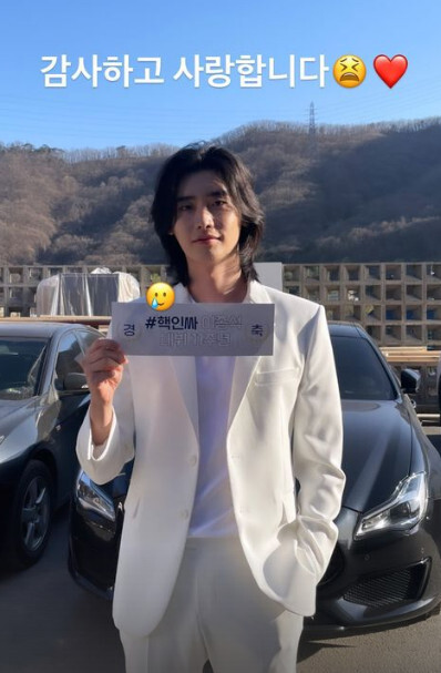 Actor Lee Jong-suk showed off his long-haired bay tear and visual.Lee Jong-suk posted an article and a photo on his Instagram story on the 31st, Thank you and love you.Lee Jong-suk in the public photo is smiling with a placard reading #Nuclear Lee Jong-suk debut 11th anniversary. His warm visuals attract attention.In particular, Lee Jong-suk has attracted attention by showing off his appearance reminiscent of Terius by digesting his long hairstyle.Meanwhile, Lee Jong-suk was called up after completing his replacement service as a social worker on January 2.Park, who made a special appearance in the film Witch 2 directed by Hoon Jung, who made a connection with the movie VIPI released in 2017.Photo Lee Jong-suk SNS