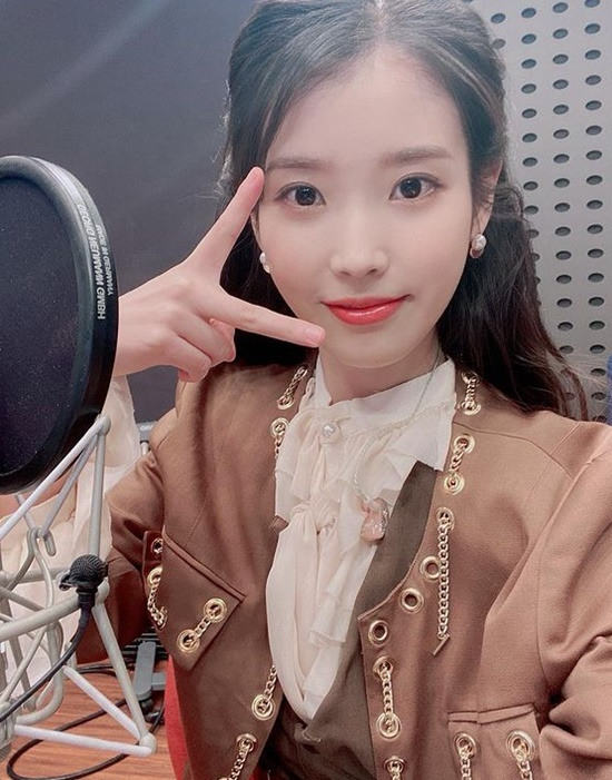 Actor Kang Han-Na has revealed his friendship with singer IU.On the 30th, KBS Cool FM radio Kang Han-Nas Volume is raised, singer IU appeared and talked.Since then, the production team of Volume Up has posted DJ Kang Han-Na and guest IU together through the official Instagram.Kang Han-Na and IU in the photo are taking a friendly pose and taking a certified photo like a close friend.In another photo, the IU attracted attention by revealing its unique lovely charm.The production team of Volume Higher with the photo, It is lovely to stand in the water even if you look at it while rolling back the front, Our gods who proved our goodness.I am so lovely, cute, wonderful and brilliant that I have to suffer from IU for a long time. Photo: Raise the Volume of Kang Han-Na Instagram