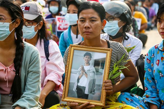 군부 학살로 아들을 잃은 어머니가 1일 미얀마 만달레이에서 열린 집회에 아들 사진을 들고 참석했다. 만달레이=EPA 연합뉴스