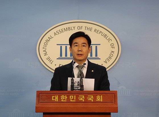 이용호 무소속 의원이 1일 “러시아산과 중국산 백신 도입도 검토해야 한다”고 주장했다. 제공 이용호 의원실