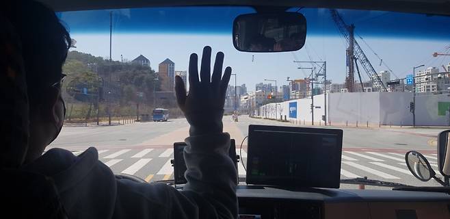 신호등이 바뀌자 운전자의 조작 없이도 멈춰선 자율주행버스. /사진=최우영 기자
