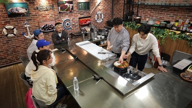 Baek Jong-won bought Yang Se-hyeong Wakame RecipeOn April 1, SBS Maman Square will feature a recipe of the past using Ulsan Dabs and Busan captain Wakame.The menu, prepared by the Nongbenzers for the citizens, was none other than the Dabs Gangjeong. Citizens could not hide their expectations from the dabs Gangjeong visuals that were fried in brown before their eyes.On the other hand, some citizens who are worried about not liking fish were caught.For a while, he began to pour out praise, saying that the cooking was completed and the citizens who tasted the Baek Jong-won table Dabs Gangjeong were delicious.Even the citizen who did not like Dabs is the back door that praised I did not like Dabs but I should like Dabs as soon as I ate the Baek Jong-won table Dabs Gangjeong.The Baek Jong-won table Dabs Gangjeong Recipe, which has eliminated the citizens favor, raises questions.On the other hand, Yang Se-hyeong and Yoo Byung-jae, who were defeated in the cooking show last week, started to boil ramen using Wakame.In the kitchen, Yang Se-hyeong told Yoo Byung-jae about the flashing ideas he had come up with the night before, and began to grind his life without hesitation.Yoo Byung-jae, who looked at it from the side, could not hide his anxious eyes in the shocking visuals of Wakame ramen, which he had never seen before.Yang Se-hyeong also appeared anxious, predicting the failure of Wakame ramen.