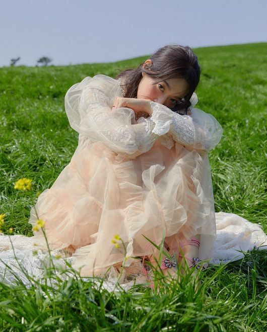 Actor Shin Min-a has revealed the recent trend of spring scent.Shin Min-a posted several photos on his Instagram on the 1st with flower-shaped emoticons.In the photo, there is a picture of Shin Min-a sitting on the grass and posing with his knees wrapped around him.Shin Min-a, dressed in a sky-high dress, caught the eye by radiating beautiful beauty like Springs Goddess.Meanwhile, Shin Min-a performed in the movie Diva released last year.Shin Min-a Instagram