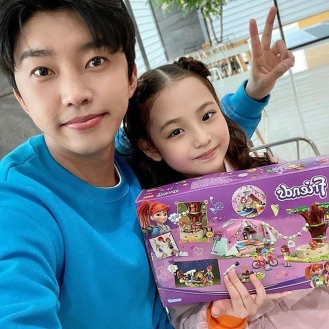 Singer Lim Seo-won Authenticated the Gift he received from Lim Young-woong.Lim Seo-won said on his instagram on the 1st, Lim Young-woong The Uncle gave me Legoland Gift.Thank you to all those who watched until late. Lim Seo-won in the open photo looks at Lim Young-woong and the camera, especially the two of them, The Uncle, Nice and Nephew Chemie, give a warm heart.In the TV Chosun entertainment program Pongsu Academy: Life School broadcasted on the 31st of last month, Mr. Trotman said, Mr.Trot sprouts Kim Dae-hyun, Kim Tae-yeon, Im Seo-won, Hwang Seung-a and special outdoor classes were drawn.On this day, the members played various games such as Generation transcendental speed quiz, Elephant nose, My mulberry dodo, and Pongka race.In the last mission Backing with a bean bag, Yeongtak and Kim Tae-yeon, who first hit the ball, were selected as the best pairs with the Pong Love Trophy.