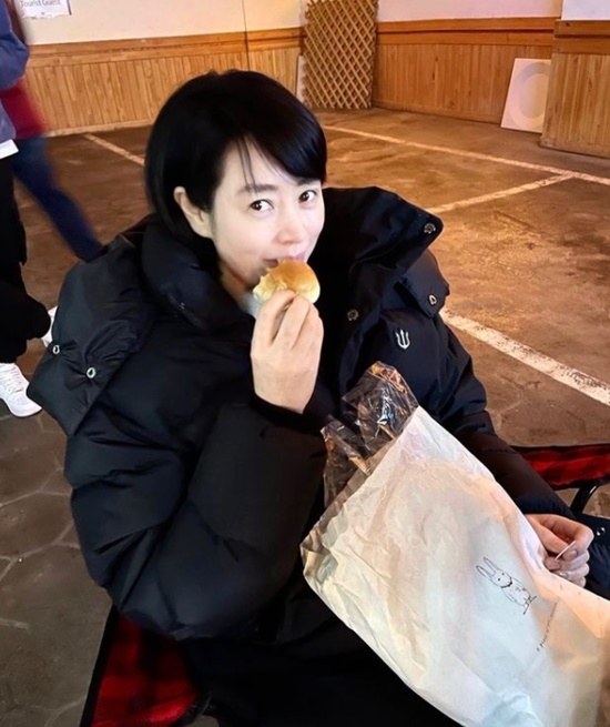 Kim Hye-soo showed off her modest charmOn the first day, Kim Hye-soo shared his daily life by posting photos through his Instagram.Kim Hye-soo in the public photo is looking at Camera, who is taking his own while eating bread.Despite the fact that there is no toilet, it boasted beautiful looks with colorful features and attracted attention.Meanwhile Kim Hye-soo confirmed her appearance on the Netflix drama Juvenile Justice; working with Actor Lee Sung-min and Kim Moo Yeol.Photo: Kim Hye-soo Instagram