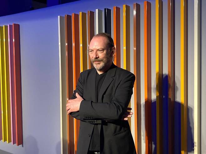 (광주=연합뉴스) 강종훈 기자 = 리암 길릭이 1일 광주시립미술관 개인전에서 작품을 설명하고 있다.