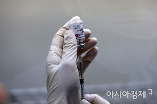 15일 오후 서울 성동구청 대강당에 마련된 신종 코로나바이러스 감염증(코로나19) 예방접종센터에서 의료진이 아스트라제네카(AZ) 백신 조제 시연을 하고 있다. /문호남 기자 munonam@