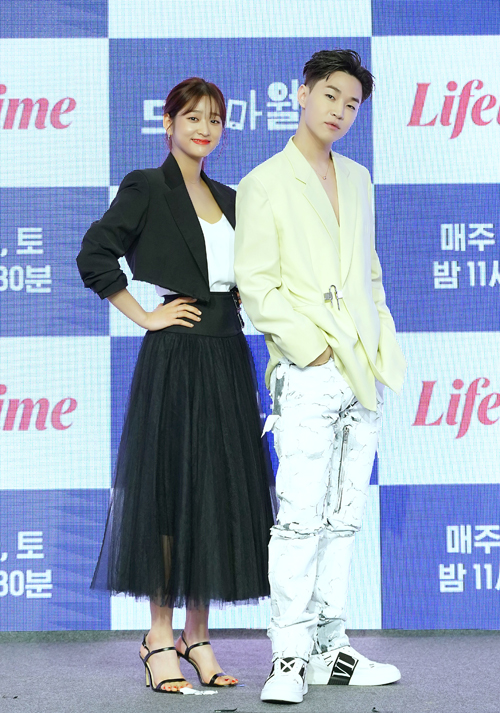 Henry Lau and Bae Noo-ri greet at the production presentation of Lifetime original global drama Drama World which was held online on the morning of the 2nd.Drama World is a fantasy romance genre that depicts what happens when Claire (Libe Hewson), a big fan of Korea Drama, is sucked into the world in Korea Drama.Drama World was first introduced in Korea in the form of web drama through Netflix in 2016. This time, it was reborn as a 13-part drama for TV channel broadcasting starring Ha Ji Won, Henry Lau, Shenrichard, Bae Noo-ri, Jung Man Sik and Choi Myung Bin.