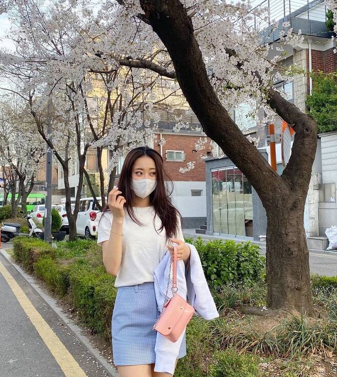 Group Nine Muses Kyungri reported on the recent Hwasa situation.Kyungri posted several photos on his instagram on April 2 with an article entitled Happy!The photo shows Kyungri posing under a wide-open Cherry tree.She is wearing a light short-sleeved and skirt in the warm weather and shows off her Hwasa-looking beautiful looks; cool physicals also caught the eye and thrilled fans.Meanwhile Kyungri made her debut as Nine Muses in 2012; she has been in a long-term relationship with group 2AM Jinwoon for five years since 2017.The two have been in good relationships until recently, appearing on entertainment broadcasts and revealing their affection for each other.