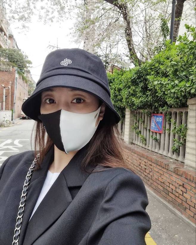 Singer Sook-haeng has revealed the latest.On April 2, Sook-haeng said to his instagram, Cherry is in front of my house ~  On the way to the local hospital,for letting me find a hat for you.Nastal ~ Weekly ~ ~ But it is raining # Sook-haeng # Sook-haeng train # Bunggum hat # Weekend # Cheongdam Cherry # Residents # Drinking # # Walking # Walking # Walking .Sook-haeng in the public photo is taking a selfie in the background of Cherry tree.Sook-haengs innocent atmosphere and lovely beautiful looks catch the eye.The netizens who watched the photos responded that they were too pretty, attractive hit and beautiful than flowers.Meanwhile, Sook-haeng gained popularity through TV ship Miss Mr. Trot.In July last year, he released his album Why not? And has been active in various broadcasts.