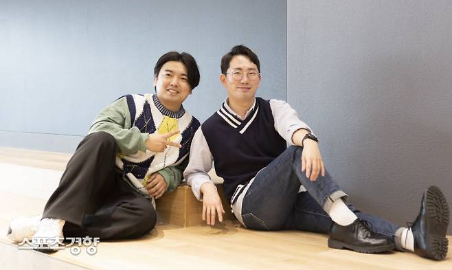 유튜브 채널 ‘빵송국’에서 다양한 ‘부캐’로 맹활약중인 (왼쪽부터) 개그맨 곽범과 이창호가 인터뷰에 앞서 포즈를 취하고 있다. 사진 김선희 기자 hanonly@kyunghyang.com