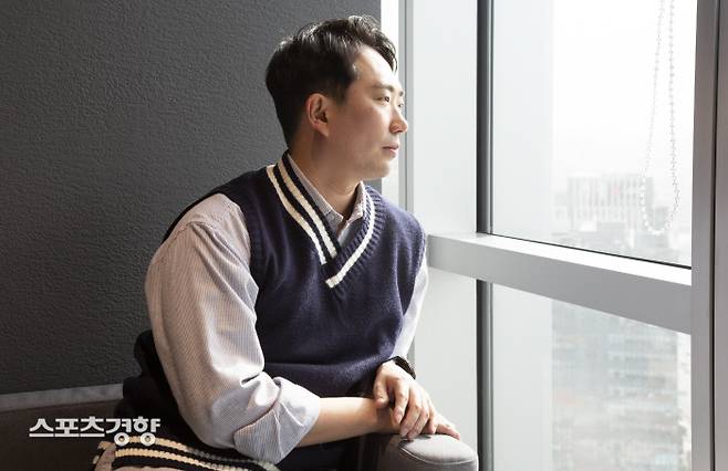 유튜브 채널 ‘빵송국’에서 다양한 ‘부캐’로 맹활약중인 개그맨 이창호가 인터뷰에 앞서 포즈를 취하고 있다. 사진 김선희 기자 hanonly@kyunghyang.com