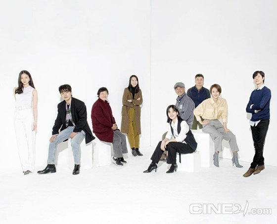 Magazine Ciney21, which celebrated its 26th anniversary on the 2nd, released a commemorative cover and individual photos of Actor and nine directors including Kim Sung-ryung.Kim Sung-ryung in the public photo is smiling brightly in a yellow blouse full of spring atmosphere, which conveys pleasant energy to the viewer.Kim Sung-ryung, along with five actors including Koo Gyo-hwan, Yoo Jun-sang, Isom, and Lee Ju-young, and four directors including Kim Bora, Cho Sung-hee, Lim Soon-rye and Lee Jun-ik participated in the cover shoot and completed a more meaningful place.Kim Sung-ryung talked about himself and the film industry in the interview and told a hopeful message that the film industry will continue in the midst of the crisis and that the movie will return to its everyday days.Meanwhile, Kim Sung-ryung is taking the role of Minister of Culture and Tourism Lee Jung-eun in the wave original Go to Cheong Wa Dae.