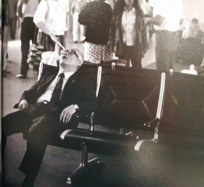 김우중 전 대우 회장이 해외 출장길 공항 대합실 의자에서 곯아떨어진 모습.