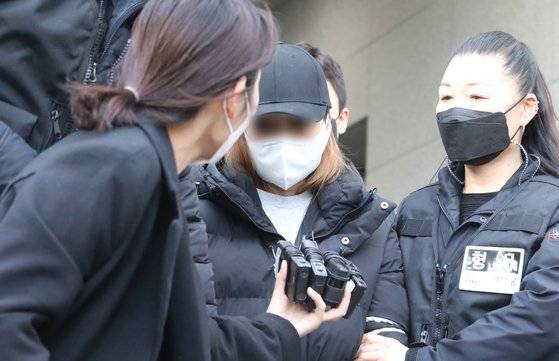 경북 구미에서 숨진 3살 여아의 외할머니로 알려졌지만 DNA 검사 결과 친모로 밝혀진 A씨가 지난달 17일 구미경찰서에서 대구지검 김천지청으로 호송되고 있다. A씨는 취재진의 질문에 "DNA 검사 인정하지 못한다. 억울하다"고 말했다. 뉴스1