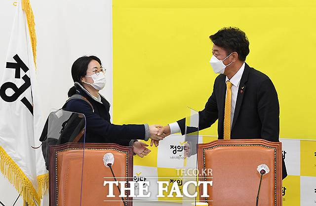 신지예 무소속 서울시장 후보(왼쪽)가 4일 서울 여의도 국회를 찾아 여영국 정의당 대표와 악수를 나누고 있다. /국회=이새롬 기자