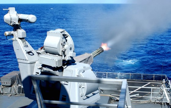 해군 함정에 탑재한 근접방어무기 골키퍼가 해상으로 사격하고 있다. [사진 해군]