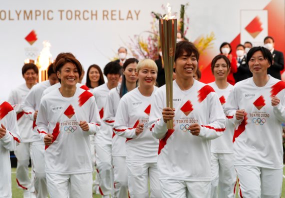 지난달 25일 일본 후쿠시마현 나라하에서 2020 도쿄하계올림픽 성화 봉송이 시작, 2011년 당시 일본 여자축구 국가대표팀 '나데시코 재팬' 구성원들이 성화 봉송을 하고 있다. / 사진=로이터뉴스1