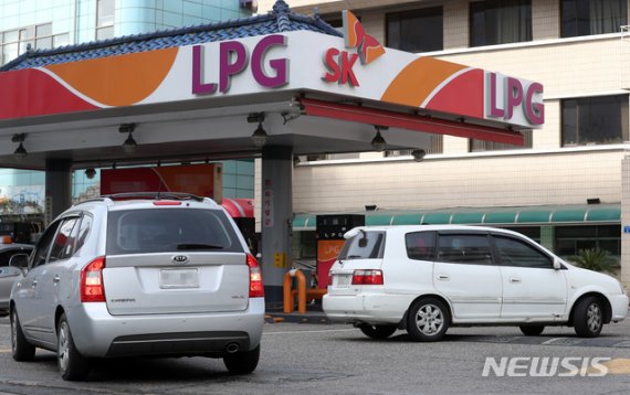 서울의 한 LPG 충전소에서 LPG차 운전자들이 충전을 하고 있다. 사진=뉴시스