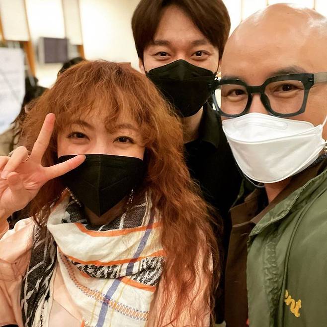 Actor and broadcaster Hong Seok-cheon has released a certification shot with friends who visited the Play Special Liar and Cheering car.On April 4, Hong Seok-cheon posted a photo on Instagram of him with Actor Choi Soo-jong, Ha Hee-ra and Shim Eun-Jin.The affection and intimacy with them reveals a strong friendship.Hong Seok-cheon said: #Play #Liar weather Choi Soo-jong, who found a good Sunday performance, brother Ha Hee-ra, sister Shim Eun-Jin.Lovers. Thank you for having fun, he added.Hong Seok-cheon is divided from Play Special Liar to Bobby Franklin.Meanwhile, Hong Seok-cheon will challenge MBN Voice King scheduled to air on April 13th.He is also active in various fields such as running YouTube channel YouTube channel Hong Seok-cheon TV.
