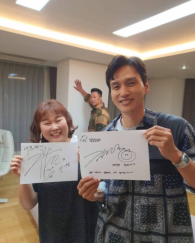 Kim Min-kyung met Goo Bon-seung, who was his Idol during his school days.Kim Min-kyung wrote on his Instagram account on April 5, Its so happy time. I have another dream. Thank you, Jun-hyung.My star Goo Bon-seung, the main wife, Sungdeok and posted three photos.In the public photos, Kim Min-kyung is smiling with Joon Park, Kim Ji Hye and Goo Bon-seung.Kim Min-kyung and Goo Bon-seung pose affectionately with autographs they have done for each other.Kim Min-kyung revealed his fanship by leaving a message on his autograph, My brother always cheers and likes a lot.Kim Min-kyung appeared with Goo Bon-seung on JTBCs No.1 Cant Be broadcast on the 4th.On the air, Kim Min-kyung confessed that he had been a fan of Goo Bon-seung for 28 years, and even said he tried to appear on SBS Burning Youth to see Goo Bon-seung.Kim Min-kyung shared his memories, saying that Goo Bon-seung was at the scene he had named the most memorable signing, and spent a dream time following Goo Bon-seung and Instagram.