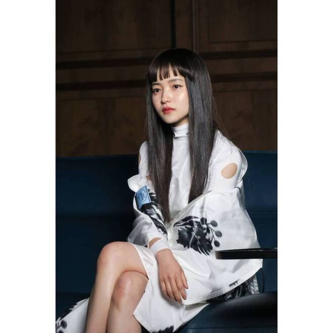 Kim Tae-ris distinctly changed style has been unveiled.Kim Tae-ris agency Minha released several photos on April 5th through the official Instagram with the article Kim Tae-ri, which is renewing Leeds on 365 days.The photo shows Kim Tae-ri, who changed his style, recently, and Kim Tae-ri, who is wearing a shimmer with his bangs, is enough to capture the sight of the viewers.Meanwhile, Kim Tae-ri met with the public in February with the film Win Riho (director Cho Sung-hee), which was released through Netflix.Win Ri is a story about the crew of the space garbage cleaner Seungri in 2092, who finds a humanoid robot Dorothy, known as a weapons of mass destruction, and then jumps into a dangerous transaction.Kim Tae-ris Acting Jang Seon-jang is the youngest, but he is a brain and strategist of Seung-ho.I have digested a character with an extraordinary brain and extraordinary leadership that does not have a machine to deal with.