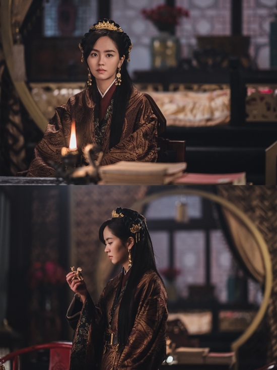 Kim So-hyun, the river where the moon rises, falls into a deep worry.In the last broadcast of KBS 2TVs monthly drama The Moon Rising River (playplayed by Han Ji-hoon, directed by Yoon Sang-ho), Pyeong-gang (Kim So-hyun), who gradually expands his power after returning to the palace, was drawn and added to the question of what will happen in the future.However, Pyeong-gang is concentrating on the struggle and is slightly out of line with Nang-gun Ondal (Nin-woo), which breaks the hearts of viewers.After returning to the palace, the mixed mind of the Ondal, which only cares about the Pyeong-gang and such Pyeong-gang, is creating subtle conflicts.On the 5th, the production team of The Moon Rising River released a still cut containing the worry of Pyeong-gang ahead of the 15th broadcast.The elegant and beautiful appearance of Pyeong-gang in the public photos attracts attention.The loneliness and strength of the princess who continues the fierce fight from Pyeong-gang sitting alone in the room is felt at the same time.In the ensuing photo, Pyeong-gang is deeply thoughtful as he looks at the wooden doll.The wooden doll that Pyeong-gang holds is a historic object that Ondal made and once again gave to Pyeong-gang as a memorial to his friend after meeting again in his first meeting as a child.Like this, the woodcarving doll was everything that the on moon could give to Pyeong-gang.What does Pyeong-gang think while looking at the wooden doll with the heart of Ondal? What will Pyeong-gang make at the end of this worry?Above all, Kim So-hyuns acting power, which conveys the deep worry of Pyeong-gang with only the still cut that captures the moment, overwhelms the gaze.In this regard, the Moon Rising River side said, In the 15th episode, the lonely battle of Pyeong-gang, which has to catch the Politics and love, is fiercely developed. Kim So-hyun delivers Pyeong-gangs feelings to the camera with excellent concentration of each scene.I would like to ask Actor Kim So-hyun, who has not lost his center until the end in the throbbing development, for your affection and support. On the other hand, the 15th Moon Rising River will be broadcasted at 9:30 pm on the 5th.Photo: Victory Contents