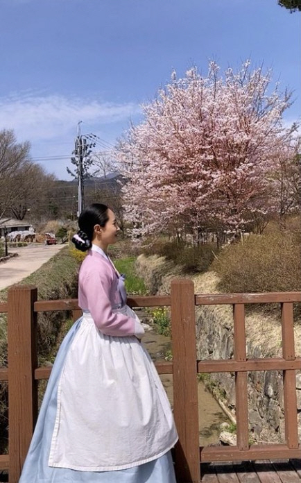 Kwon Yuri took off Girls Generation and wore Korean traditional clothing.Kwon Yuri said on his personal SNS on the 6th, I am shooting hard today with a good day, adding, I steal the fate of # Bossam.Kwon Yuri is currently filming MBNs new weekend drama The Stealing of Bossam as the heroine.The main character of the opposite man is Jung Il-woo, a romance fusion historical drama depicting the reversal of life that happens when a living bossamer accidentally Bossam the Ongju.Kwon Yuri showed off her beauty in a Korean traditional clothing that was brighter than cherry blossoms.Girls Generations Kwon Yuri, who showed off her ultra-mini legs, is wearing a Korean traditional clothing and transforming into a role of a pong.Kwon Yuris historical drama transform, which has beautifully digested the 5 to 5-part hairstyle, is expected.Kwon Yuri Jung Il-woo starring The Stealing of Bossam Fate will be broadcast on May 1.