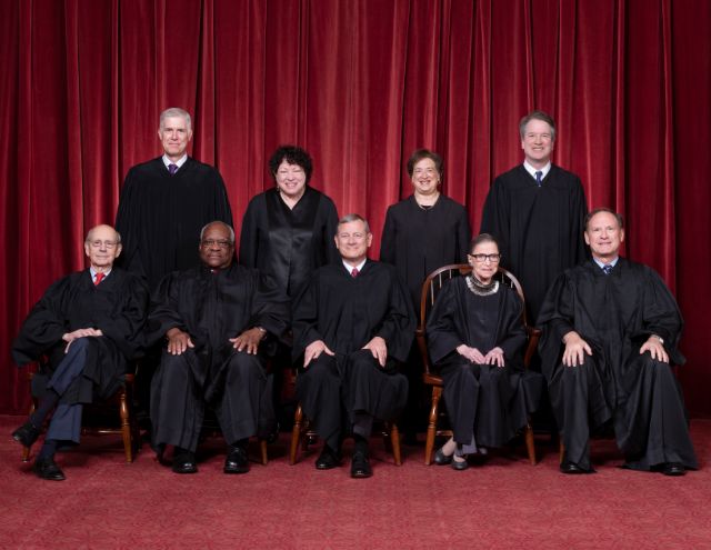 미국 연방대법원을 이끄는 9명의 대법관들. 앞줄 맨 왼쪽이 판결문을 쓴 스티븐 브라이어 대법관, 가운데가 존 로버츠 대법원장이다. 로버츠 대법원장 오른쪽은 지난 해 작고한 루스 베이더 긴즈버그. (사진=미국 대법원)