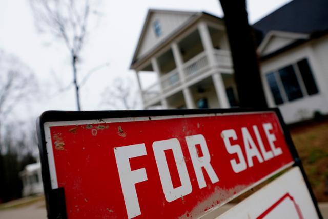 2월 미국 조지아주 매디슨의 한 주택에 매매를 알리는 표지판이 걸려있다. AP 자료사진